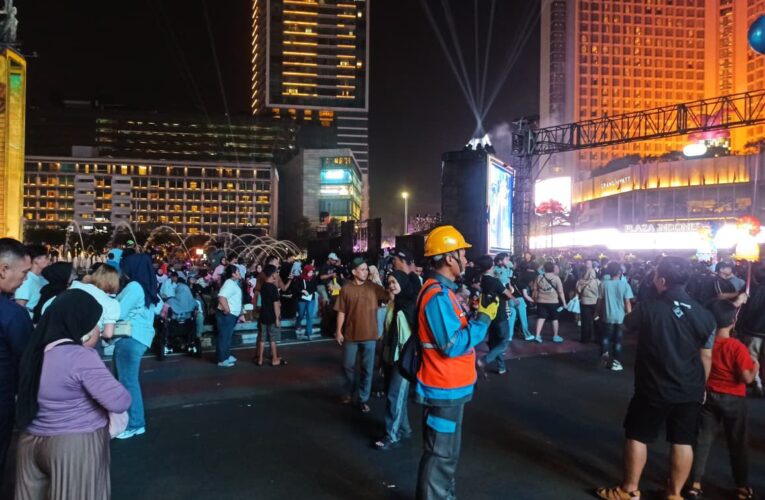 Petugas PLN UP3 Menteng bersiaga pada Pesta Rakyat di kawasan Bundaran Hotel Indonesia (HI), Jakarta Pusat, Sabtu (27/6), sebagai bagian dari pengamanan rangkaian perayaan HUT ke-499 Kota Jakarta guna memastikan keandalan sistem kelistrikan selama kegiatan berlangsung.