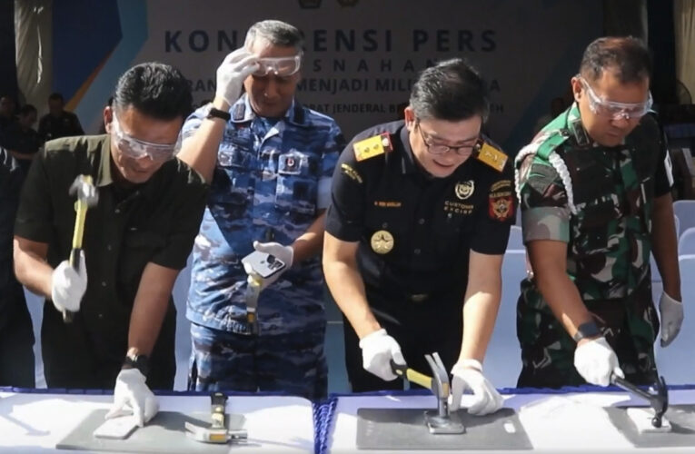 58 iPhone Sitaan Bea Cukai Aceh Dihancurkan Pakai Palu dan Gerinda