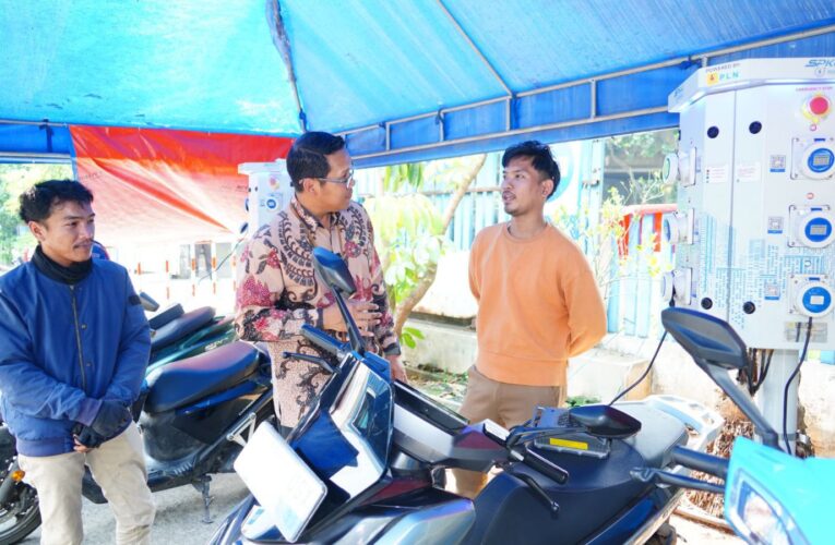 Hari Pelanggan Nasional, PLN Sapa Pelanggan dan Beri Kejutan di Cempaka Putih